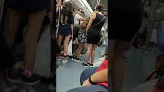 Carteristas intentan robar en el metro de Barcelona [upl. by Fries]