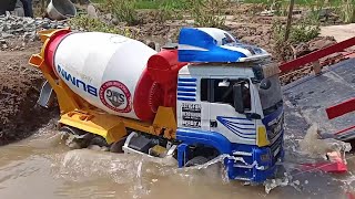 MOBIL TRUK MOLEN COR HARUS TERPEROSOK KE SUNGAI AKIBAT JEMBATAN RAPUH [upl. by Spatz721]