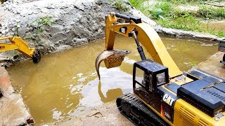 Mobil truk  Swimming Fish  Excavator working in water [upl. by Lyrak]