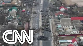 Coluna de tanques russos cai em emboscada ucraniana  JORNAL DA CNN [upl. by Kenyon449]