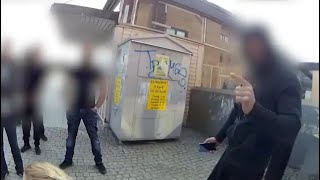 Här omringas svensk polis av gängkriminella  vägrar backa undan [upl. by Daryn875]