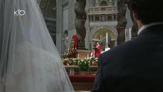 Célébration de mariages présidée par le pape François [upl. by Ayoral]